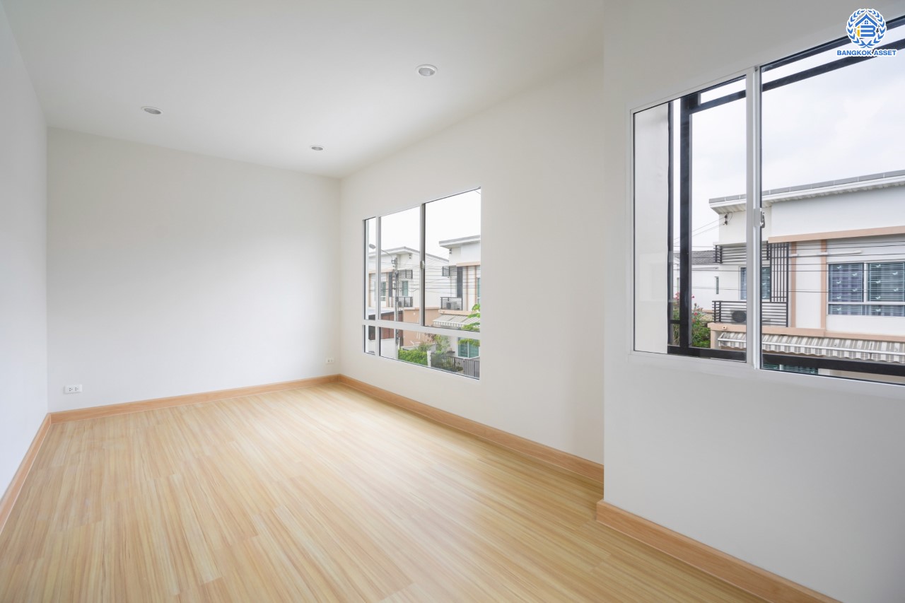 บ้านมือสองตกแต่งใหม่ ม.พลีโน่ ปิ่นเกล้า-ราชพฤกษ์ ทาวน์เฮ้าส์ 2 ชั้นหลังมุม เนื้อที่ 29.2 ตร.ว. ฟังก์ชันจัดเต็ม 3 ห้องนอน 2 ห้องน้ำ จอดรถได้ 1 คัน พร้อมพื้นที่ใช้สอย 148 ตร.ม. การเดินทางสะดวก ใกล้วงเวียนพระรามห้า, The Walk และจุดขึ้นทางด่วน "ศรีรัช"